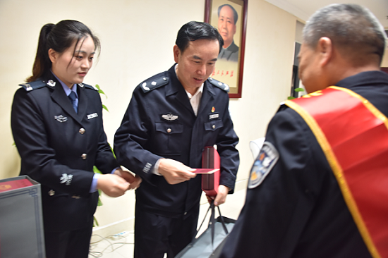 陈有万为退休民警颁发退休证及退休纪念品