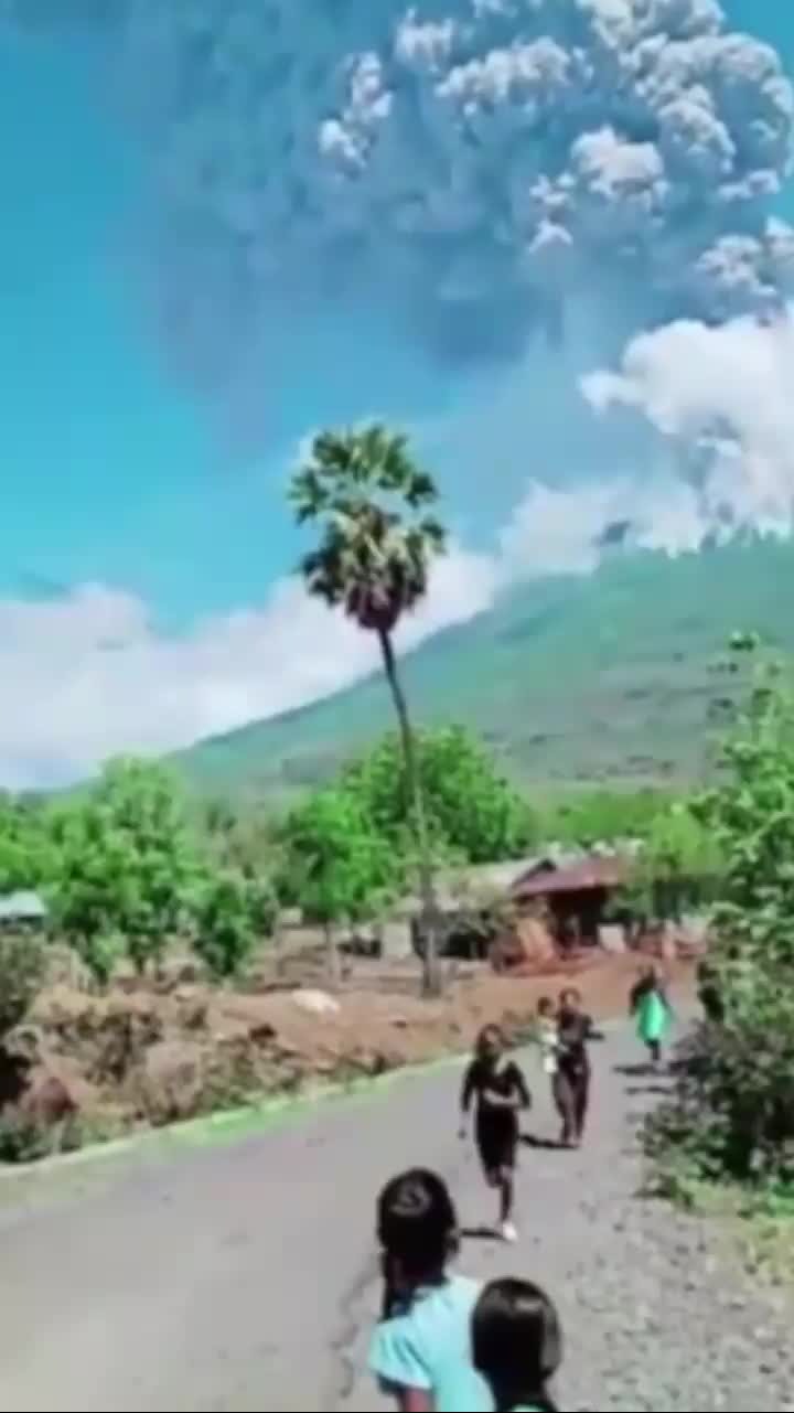 印尼火山爆发碎石如雨，近2700人惊恐逃离