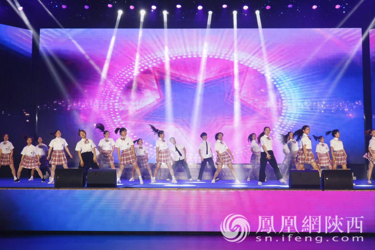第五届陕西省高校法治文化节成果汇报现场，大学生带来开场舞表演《致青春》