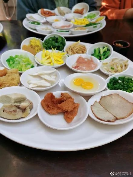 在过桥米线那些配菜里，菊花真真是鲜黄到亮眼，让人无法忽略。图/微博@我言我主