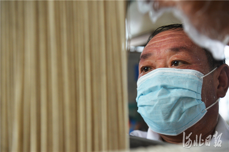 “面条哥”齐福田在晾晒挂面中严把质量关，这也让他做出的挂面远近闻名。河北日报记者 张昊 摄