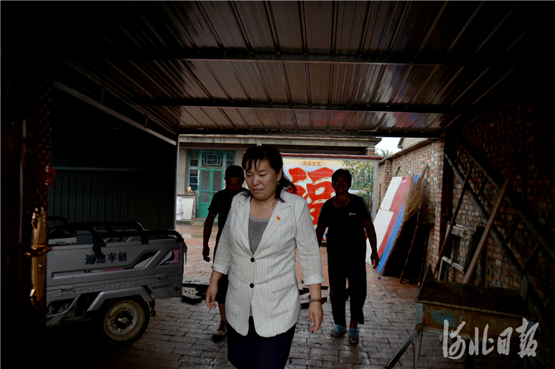 张魏婷来到村民家中走访。河北日报记者 张昊 摄