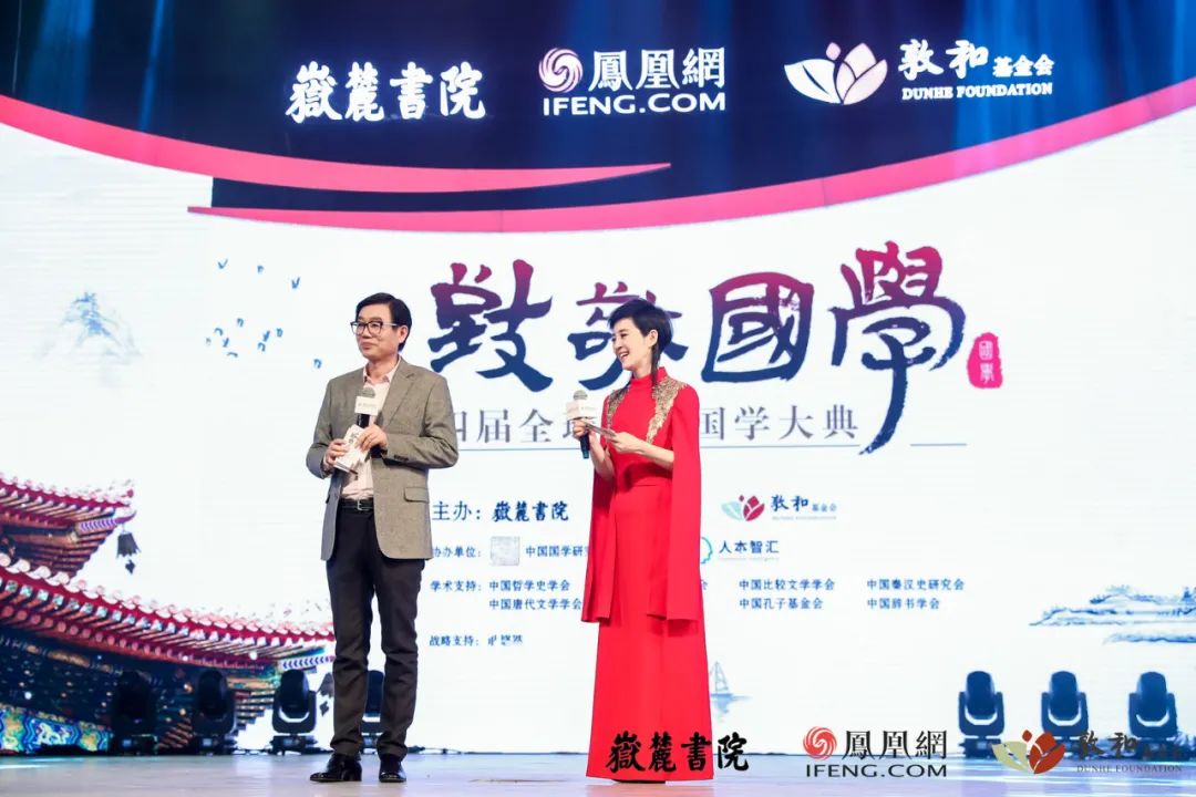 主持人王鲁湘（左）和许戈辉（右）