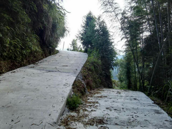 拉揽村来楼四组通组道路，被当地居民称为“吉祥路”