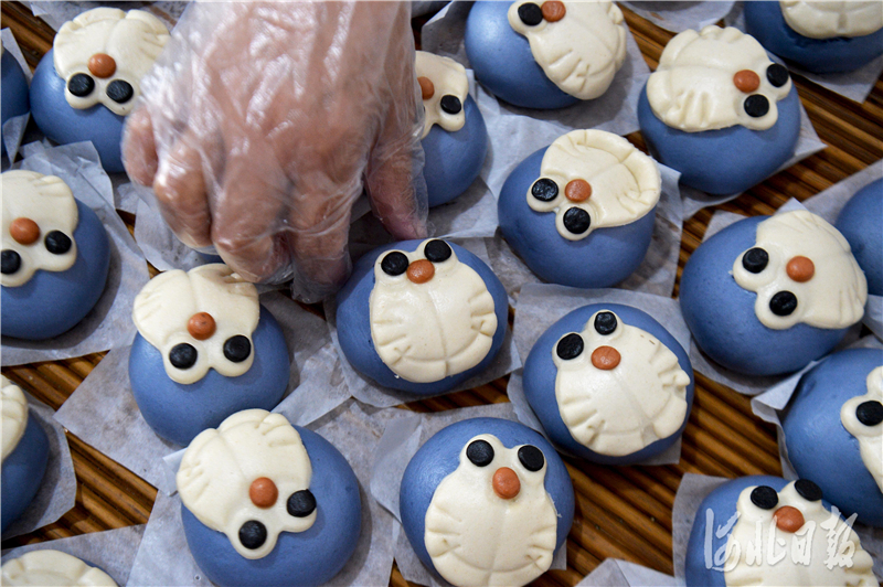 卡通造型的面花。河北日报记者 张昊 摄