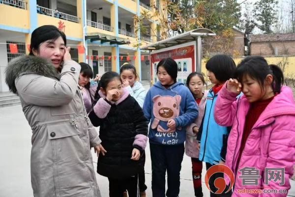 菏泽一学校跨越“两省三县”，有个老师“妈妈”在这坚守15年