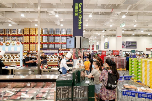 山姆将线下门店打造成适合家庭购物的“休闲好去处”,设置山姆厨房等互动区域