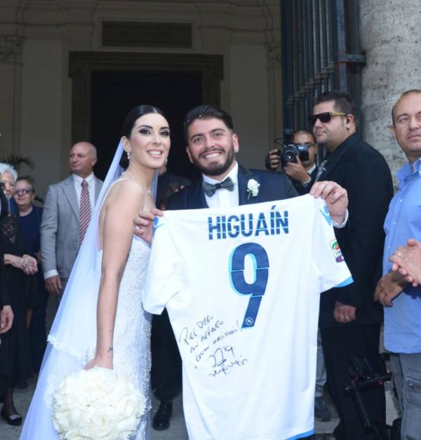 马拉多纳私生子小迭戈结婚，伊瓜因都送来球衣祝贺。