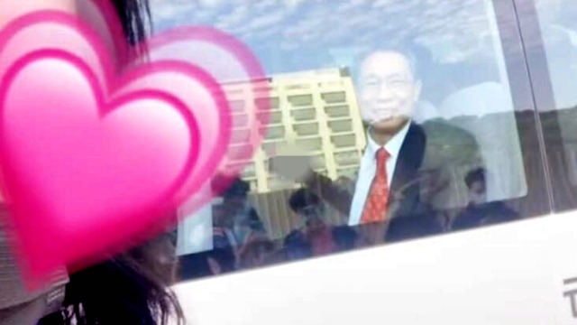 太温馨！钟南山隔窗微笑与学生自拍合影