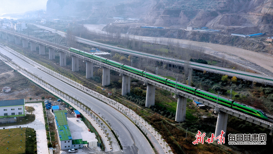 从蜀道难到蜀道畅 兰渝铁路成西部发展黄金通道凤凰网甘肃_凤凰网