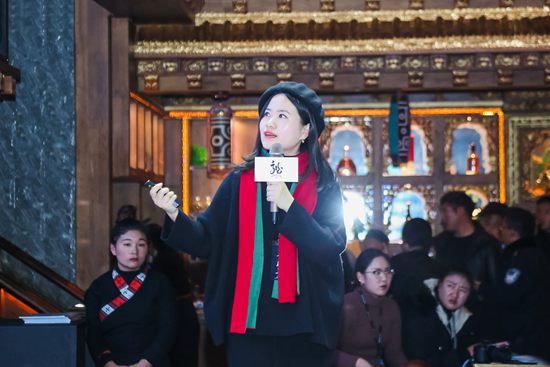 2019年11月，该校王纯老师在G318公路文化产业峰会作设计扶贫工作报告。