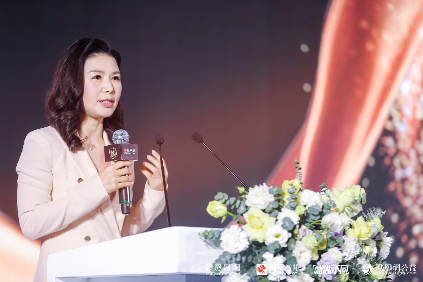 凤凰网高级副总裁池小燕做开场致词。