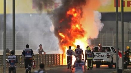 惊魂一幕！F1巴林站撞车起火，赛车被烧毁，车手被紧急送医