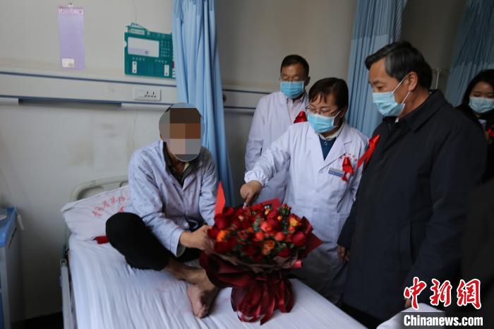 图为1日下午青海省副省长匡湧(右一)赴青海省第四人民医院慰问艾滋病患者。　马虹珊 摄
