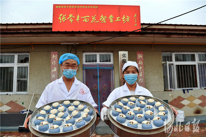 王金明（左）用果蔬汁和面粉制成各种卡通造型的面花，并贴上“张常丰”的商标销往京津。河北日报记者 张昊 摄