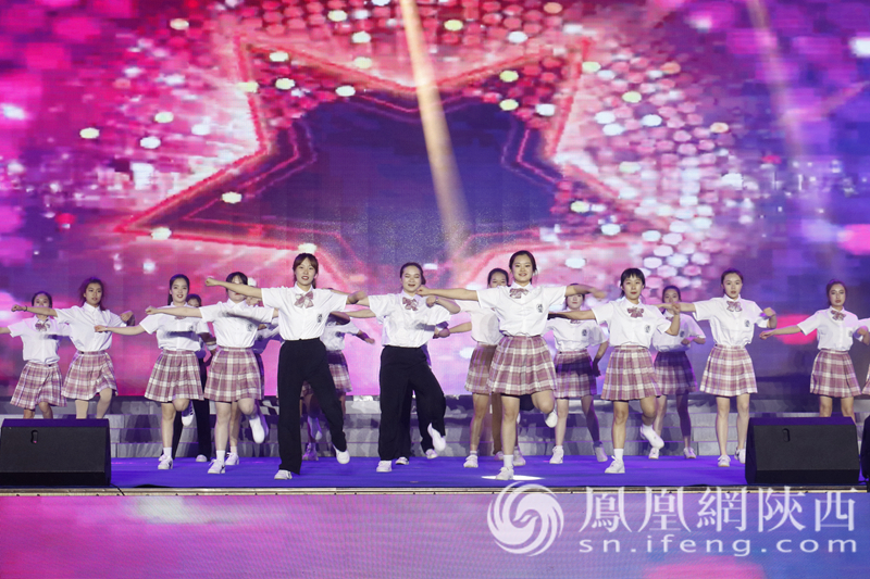 成果汇报现场，大学生带来开场舞表演