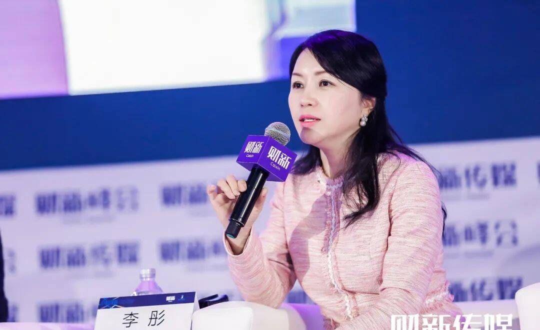 财新传媒副总裁李昕也在峰会上,戴过一对水滴形的珍珠耳环,不经意间露