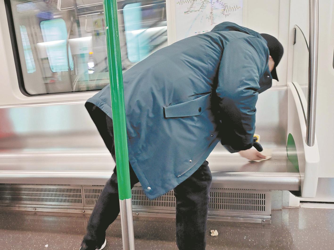 “大衣哥”在擦座位上的水