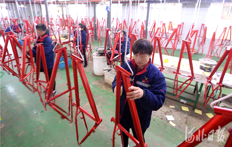 2020年11月20日，位于河北省邱县的河北天飞自行车制造有限公司的员工在生产线上忙碌。河北日报记者杜柏桦摄影报道
