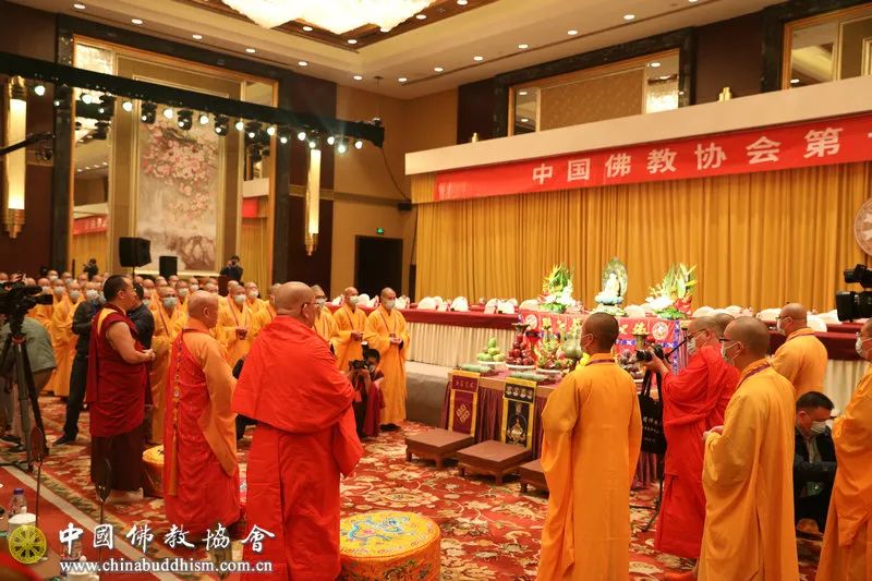 开幕会前,举行祈祷国泰民安、世界和平法会,演觉法师、帕松列龙庄勐、班禅额尔德尼•确吉杰布共同主法(图片来源:中国佛教协会)