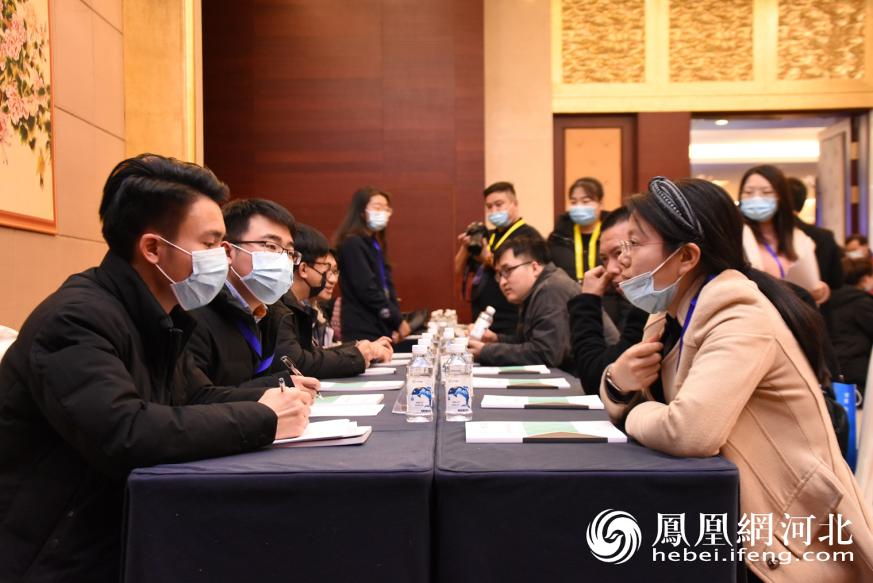 对接交流采取分组形式，组织石家庄市和鹿泉区60余家重点新一代信息技术行业企业与项目发布单位进行技术、项目对接，推动项目落地，共享发展机遇。
