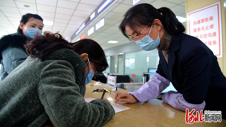 近日,河间市政务服务中心不动产交易登记综合窗口工作人员为群众办理转移登记业务。河间市委组织部供图