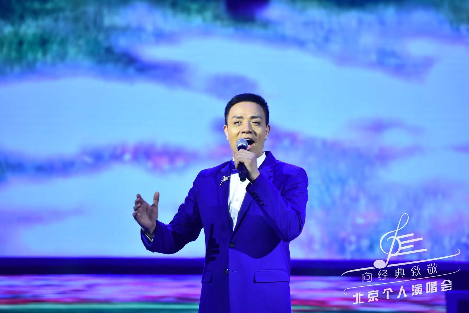 著名女高音歌唱家邓玉华带来了《情深谊长》,著名男高音歌唱家于乃久