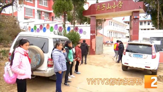 云南会泽多名小学生遭野猴袭击,家长持镰刀护送上下学