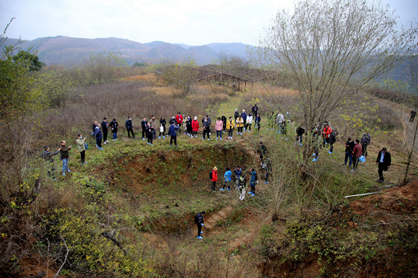 2020年11月26日,专家、学者们在湖北省十堰市郧阳区青曲镇弥陀寺村学堂梁子参观“郧县人”遗址