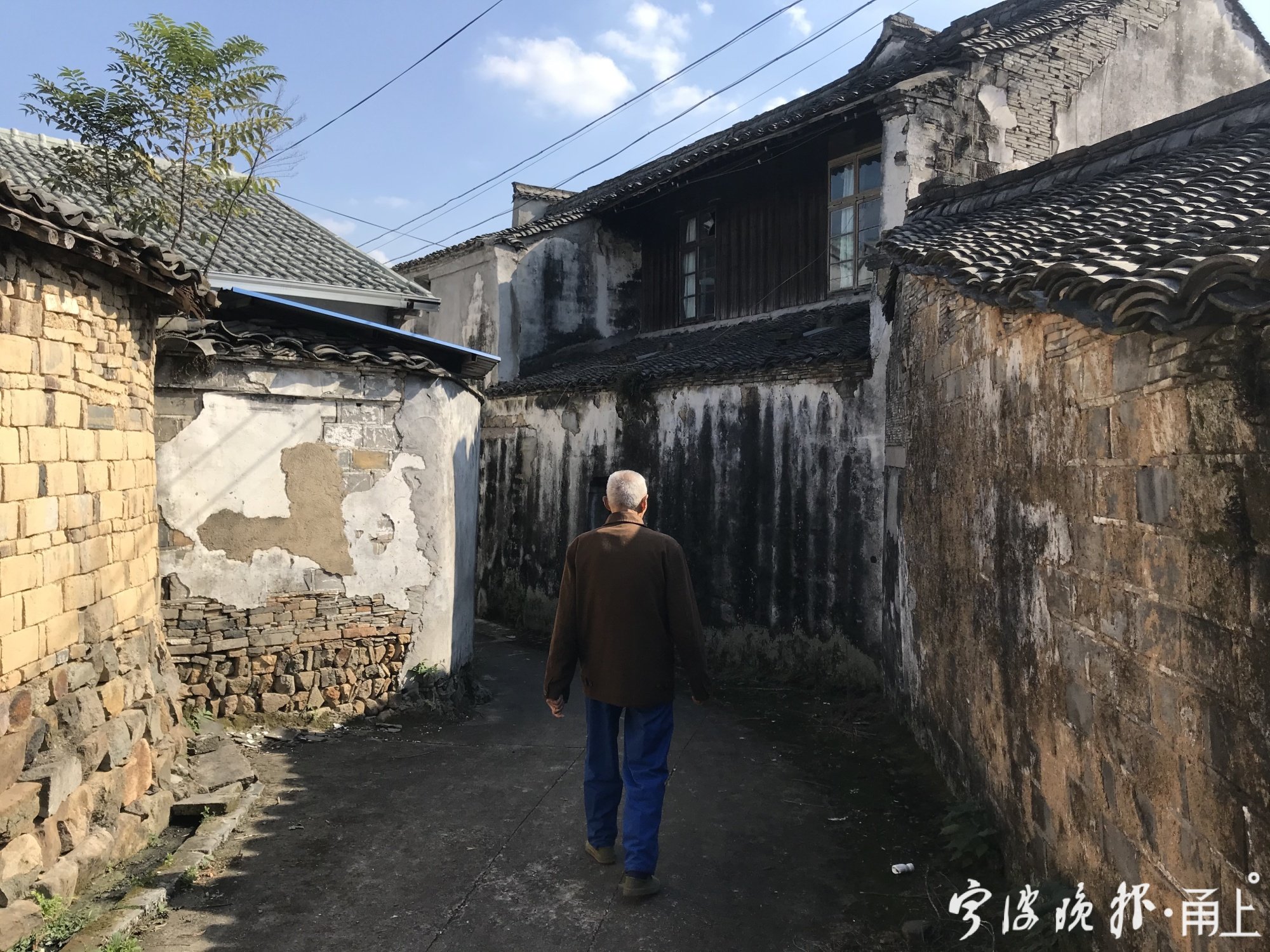 4叶果孟与老屋.jpg