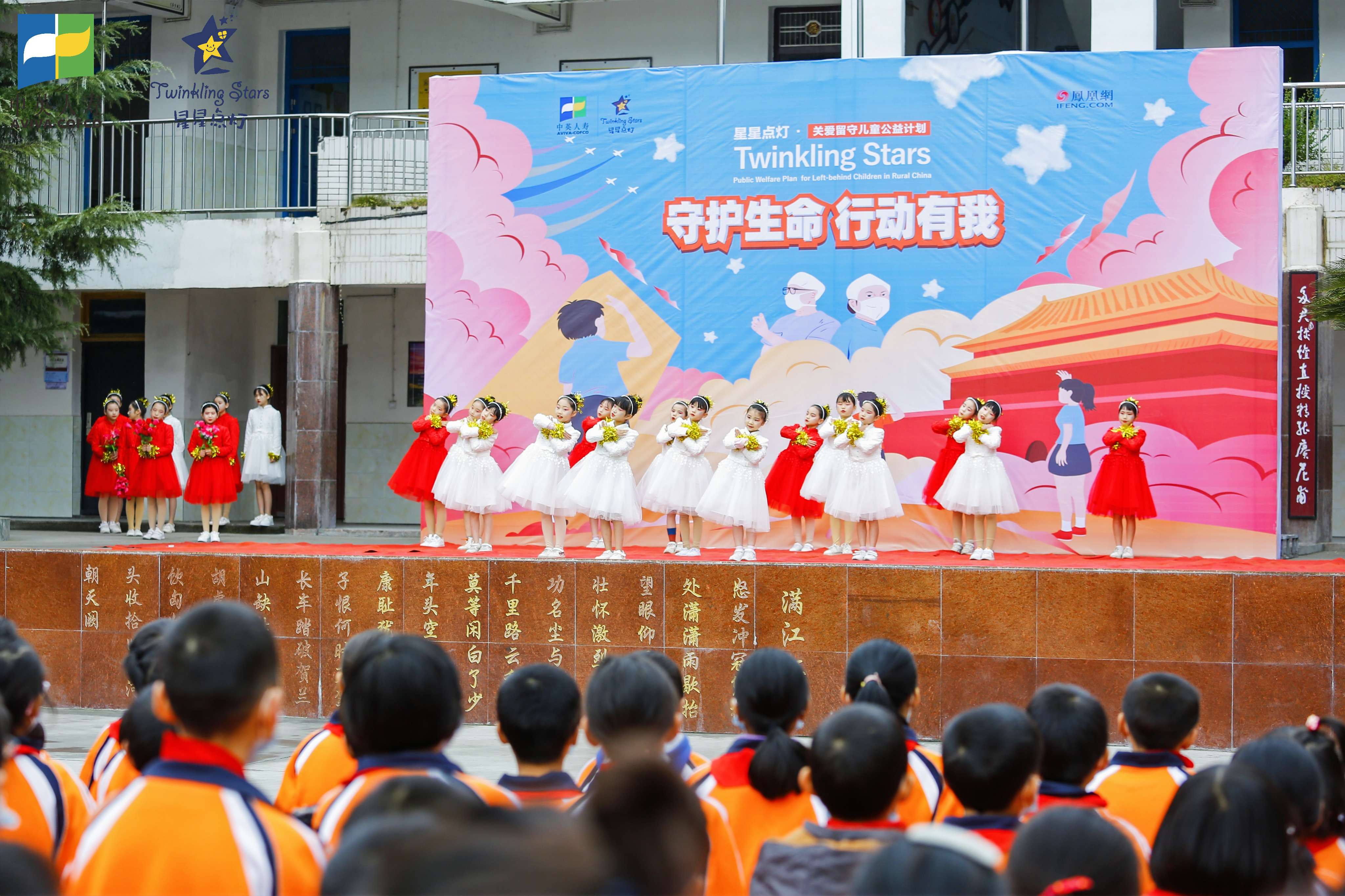 同学们送上自己准备的书画、舞蹈