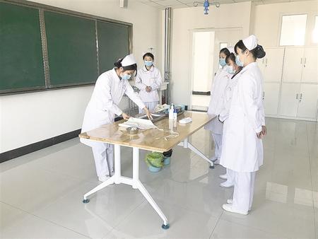 兰州现代职业学院学生进行护理操作实训