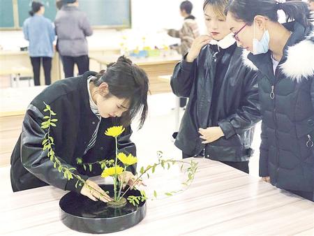 兰州现代职业学院学生进行花艺实训