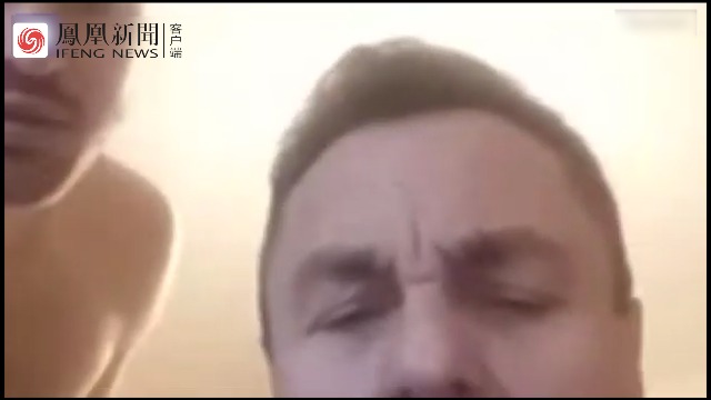 反同性恋议员身后惊现裸男，这画面尴尬了…_凤凰网视频_凤凰网