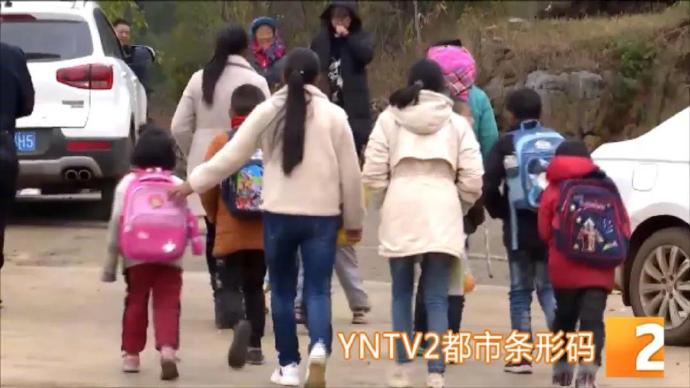 云南会泽多名小学生遭野猴袭击,家长持镰刀护送上下学