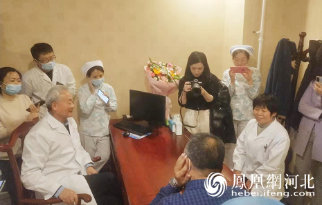 李道政为患者治疗