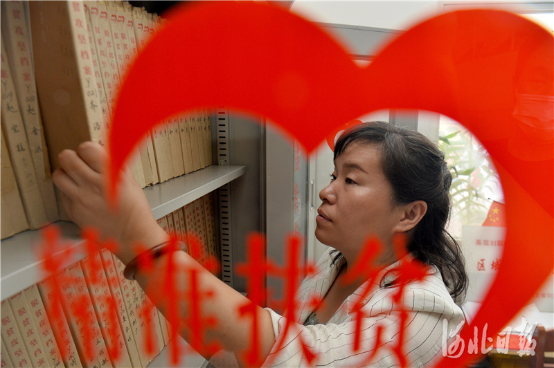 张魏婷在整理张常丰村扶贫档案。河北日报记者 张昊 摄