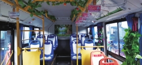 邵阳104路公交车司机刘武勇装饰的车厢。图/受访者提供