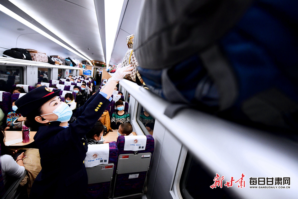 张瑞正在整理旅客行李 韦德占 摄