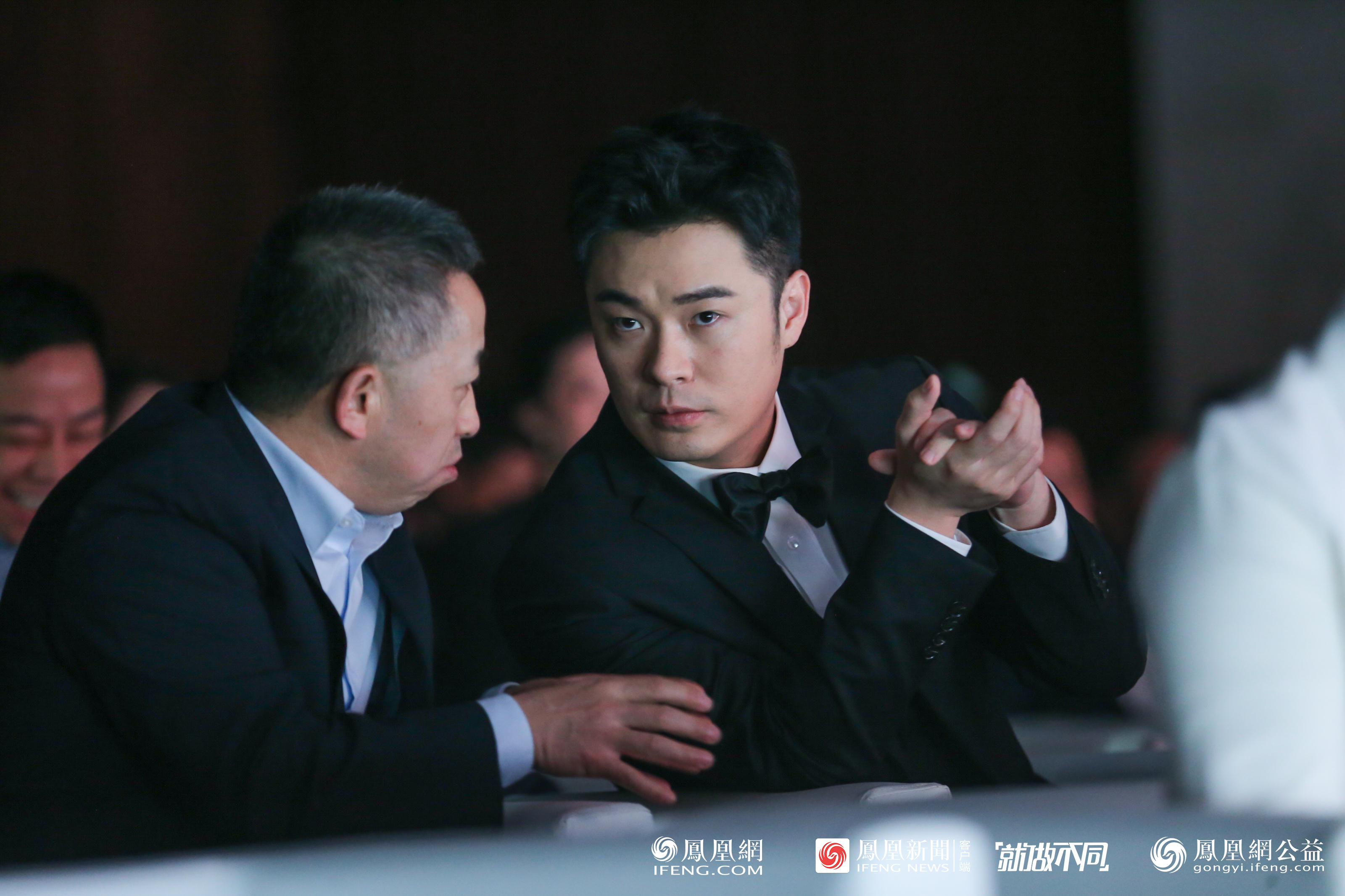 颁奖礼现场,陈赫与中国扶贫基金会副理事长兼秘书长刘文奎交流。