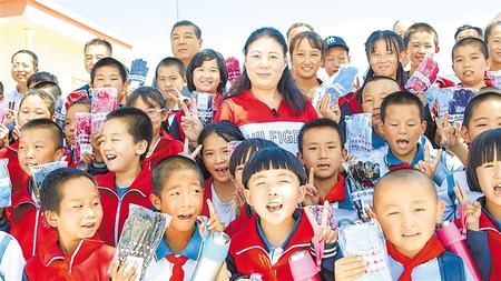 天津支教老师杨静和靖远乡村的孩子们在一起