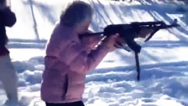 实拍：老奶奶雪地端步枪射击霸气十足 年轻男子激动欢呼