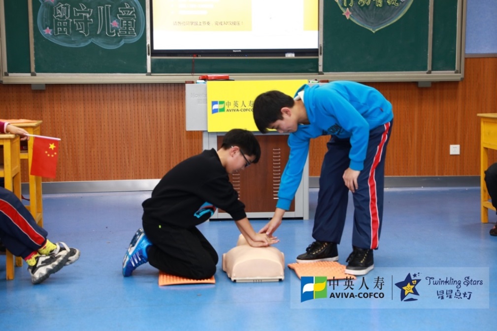 孩子们正学习、演练急救课程