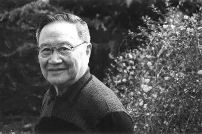 先生对于世人来说，是“文心雕龙”，是“黑格尔”和“社约论”，是位大学者、大思想家，是时刻关怀着社会发展、人类命运的智者和哲人。先生走了，把真知灼见留给了世人。我不涉学术，也不是文人，却有幸走到先生身边，因此先生在我眼中，更是一个热爱生活的长者。十多年来，先生的音容笑貌，在日常生活中细枝末节处的点点滴滴，皆成我的记忆，不思量而自难忘。