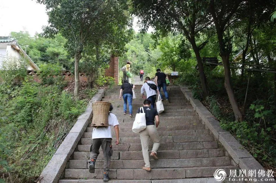 疫情期间,无锡灵山慈善基金会、慧海公益基金为偏远地区220+困难寺院送温暖。(图片来源:凤凰网佛教)