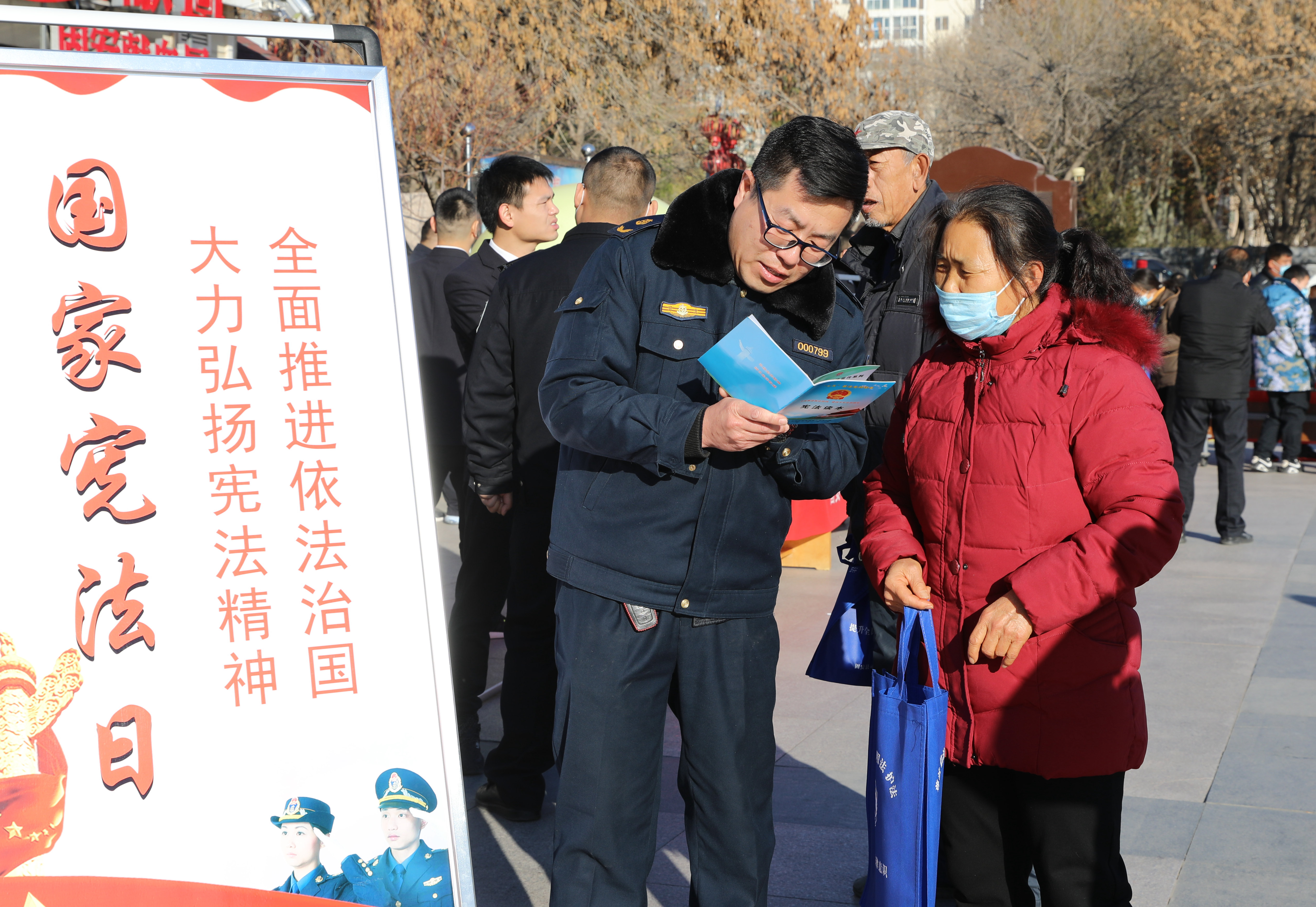 图为固安县交通运输局宣传干部向群众讲解宪法知识 摄/门丛硕
