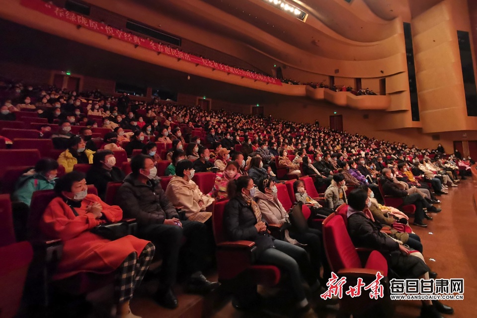 现场观众认真聆听