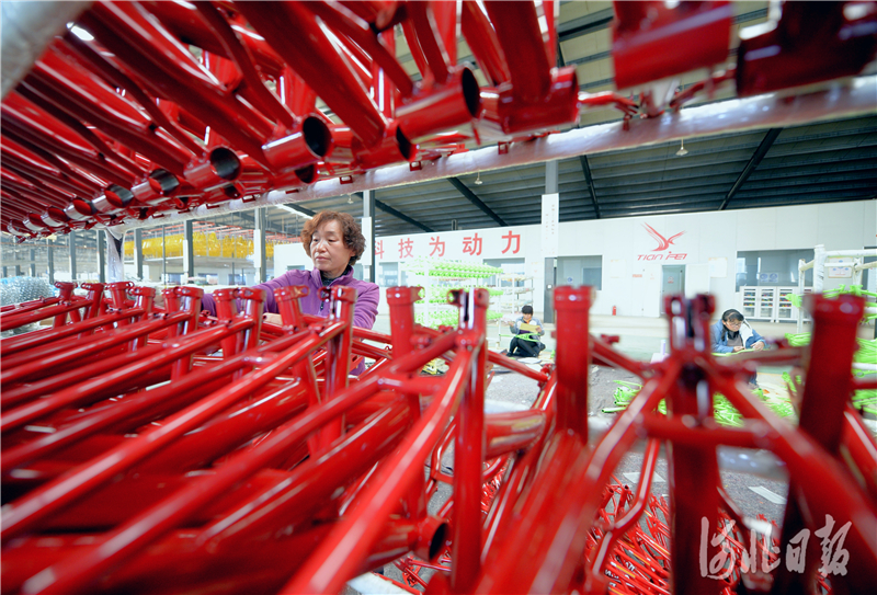 2020年11月20日，位于河北省邱县的河北天飞自行车制造有限公司的员工在生产线上忙碌。