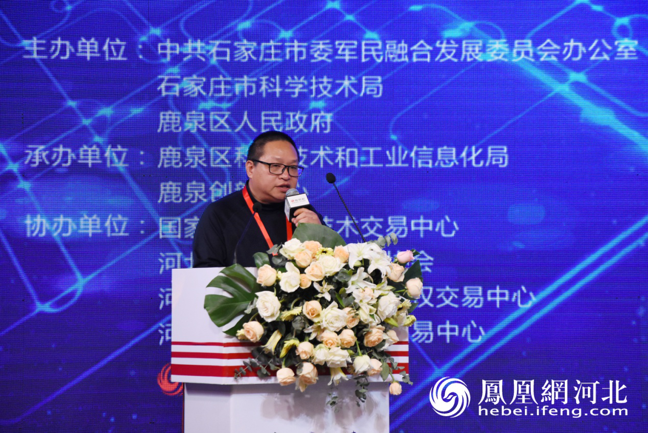 电子科技大学电子科学与工程学院常务副院长蒙林进行项目发布
