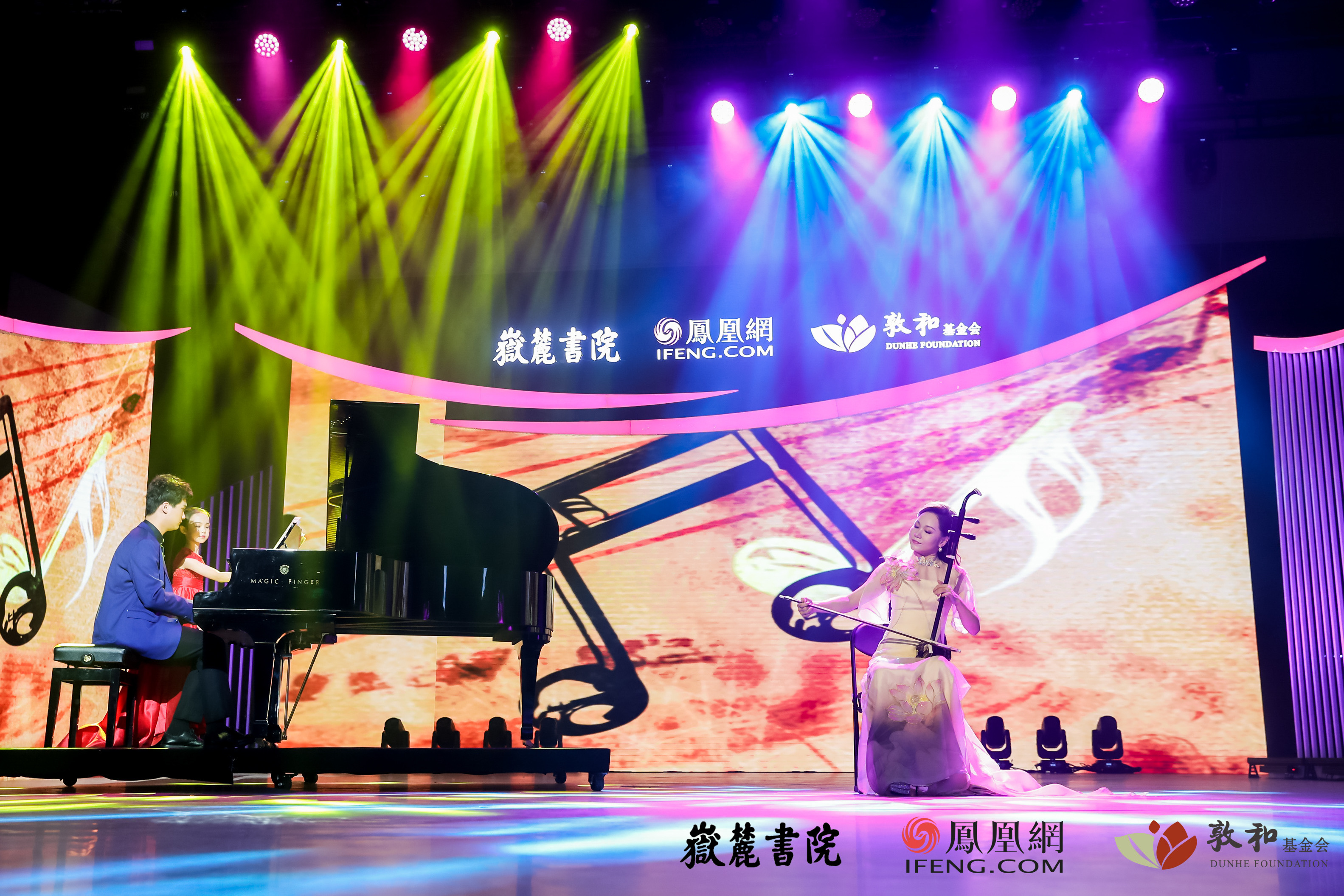二胡演奏家张音悦与中国魔指精灵的许子萱、汤珏晨同台《对话中西》